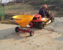 견인식 비료살포기